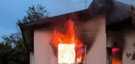 Licenziato dalla casa di riposo, d&agrave; fuoco alla villetta per vendetta: arrestato il 45enne. L'allarme lanciato dai vicini