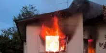 Licenziato dalla casa di riposo, d&agrave; fuoco alla villetta per vendetta: arrestato il 45enne, l'allarme lanciato dai vicini