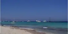 Turista italiano morto sulla spiaggia di Llevant a Formentera, ipotesi annegamento