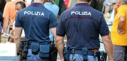 Poliziotto picchia un 92enne e gli ruba l'auto, nella fuga si schianta contro una macchina