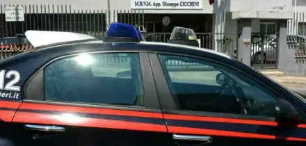Caldo record, bambina resta intrappolata in auto sotto il sole: salvata dai carabinieri