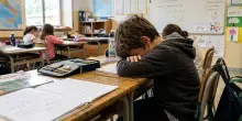 Sonno dei bambini dopo l'estate, come ritrovare la routine. La pediatra: &laquo;Stop agli schermi un'ora prima di dormire, anticipare la nanna di 15 minuti al giorno&raquo;