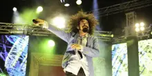 Caparezza, scaletta concerto a Marina di Carrara oggi 12 agosto: orari, parcheggi e strade chiuse