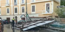 Maltempo a Napoli e provincia, alberi abbattuti dal forte vento: paura anche sul Lungomare