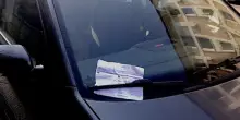 A 15 anni in bilico sulla finestra, automobilista 22enne la vede, si ferma e la salva: multato dalla polizia locale