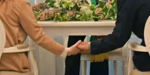 Vedovo di 86 anni sposa una 51enne (pregiudicata): matrimonio bloccato, spunta una firma falsa. Cosa &egrave; successo