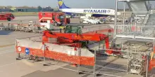 Ryanair, paura sul volo: &laquo;Fumo dalla powerbank di un passeggero&raquo;. Scatta l'allarme durante l'atterraggio: cosa &egrave; successo