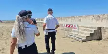 Scatta le foto ai bambini tra gli ombrelloni in spiaggia a Bibione: un bagnino e un bagnante placcano il 55enne milanese