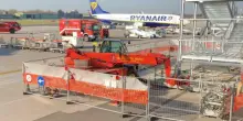 Fumo dal powerbank di un passeggero, paura sul volo Ryanair: l'aereo atterra a Treviso, a bordo i vigili del fuoco