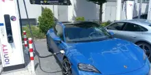 Porsche ferma la Taycan, dubbi sull?auto elettrica