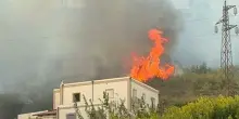 Sterpaglie in fiamme sulla collina di Cigliano