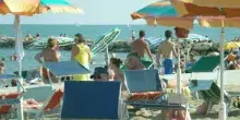 Ombrelloni vietati in riva al mare: controlli serrati e pioggia di multe della polizia locale