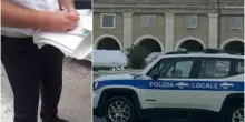 Salva una 15enne in bilico sulla finestra, ferma l'auto in doppia fila e viene multato: poi i vigili annullano la sanzione
