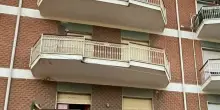 Balcone di casa crolla all'improvviso: donna precipita dal terzo piano e muore: tragedia a Livorno