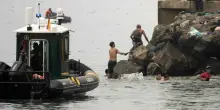 Ceuta, la motovedetta da 500mila euro della Guardia Civil spagnola riparata con il polistirolo torna in mare (ma perde acqua)