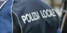 Napoli, aggredisce agente durante la fuga in scooter: fermato e condannato a un anno