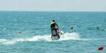 La moto d'acqua si ribalta: padre e due figli piccoli salvati dopo 16 ore alla deriva