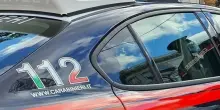 Ragazzo di 26 anni accoltella la sorella e precipita dal balcone: morto sul colpo