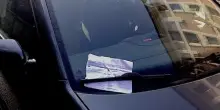 Vede una ragazza di 15 anni in bilico su una finestra, parcheggia in divieto di sosta per aiutarla e gli fanno una multa. La polizia la cancella