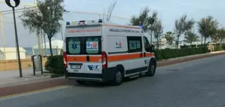 Senigallia, stroncato da un malore a 47 anni mentre &egrave; al bar in spiaggia: muore davanti a parenti e amici