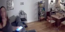 &laquo;Abbiamo visto una sconosciuta in casa con la telecamera mentre eravamo in vacanza e chiamato la polizia. Il portiere le aveva dato le chiavi&raquo;