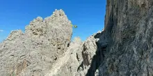 Tenta di attraversare il valico sulle Dolomiti (senza caschetto n&eacute; kit da ferrata) ma resta incrodato a oltre 2mila metri di quota: salvato dal soccorso alpino