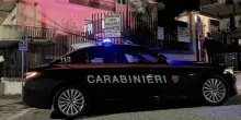 Entra in casa per rubare e due cani da guardia lo iIntrappolano: ladro chiama i soccorsi, arrestato 34enne