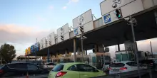 Percorre il cavalcavia dell'autostrada A3 a Torre Annunziata a piedi: salvata dalla polizia