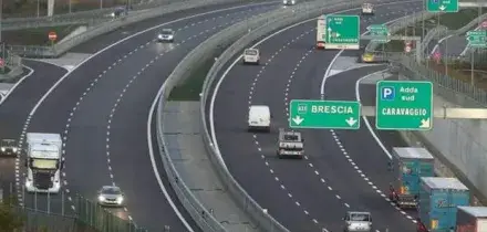 Viaggiano col figlio morto in autostrada per 100 chilometri senza accorgersene: &laquo;Pensavamo che dormisse&raquo;