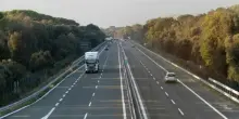 Viaggiano col figlio morto in auto sulla A21, se ne accorgono dopo 100 chilometri. &laquo;Credevamo dormisse&raquo;