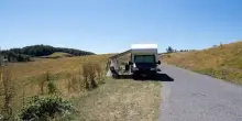 Terminillo tutto esaurito, ma &egrave; camper selvaggio: mezzi parcheggiati ovunque. Il nodo dell'area ai Tre Faggi