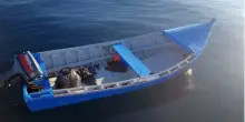 Colpita da un barchino di migranti mentre &egrave; in acqua con il sup: l'incidente a Tuerredda. La 18enne ricoverata in codice rosso