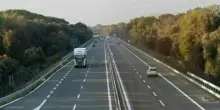 &laquo;Ti prego, rispondimi, ti prego&raquo;. Viaggiano col figlio morto in autostrada per 100 km (e non se ne accorgono), cosa &egrave; successo? Ipotesi attacco cardiaco