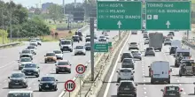 Viaggiano col figlio morto sul sedile di dietro in autostrada: se ne accorgono dopo 100 km all'autogrill