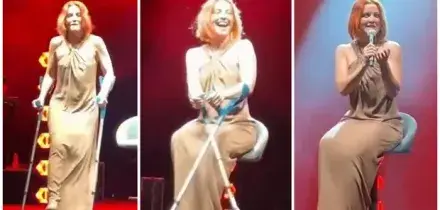 Noemi torna sul palco in stampelle dopo la caduta: &laquo;I medici mi avevano detto di aspettare&raquo;