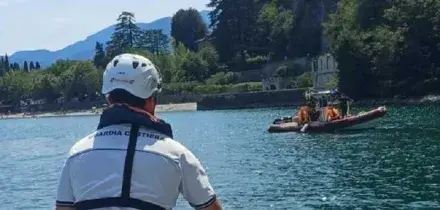 Improvviso nubifragio, ventenne si tuffa e non riemerge: morto annegato nel Lago di Como