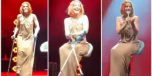 Noemi torna in concerto in stampelle dopo la caduta dal palco e si esibisce seduta: &laquo;I medici mi avevano detto di aspettare pi&ugrave; settimane&raquo;