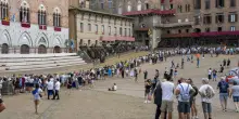 Palio di Siena, oggi l'Assunta: orario, cavalli, fantini e dove vederlo in chiaro (tv e streaming)