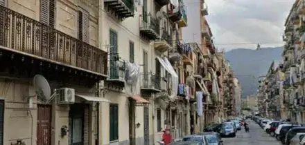 Balcone crolla mentre stende in panni: grave in ospedale. Nuovo caso dopo la donna morta tre giorni fa