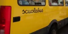 Bimba autistica di 6 anni dimenticata sullo scuolabus dall'autista: morta asfissiata per il caldo