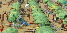 Colpita da malore in mare, ragazza salvata da due agenti a Gaeta: l'hanno rianimata in spiaggia