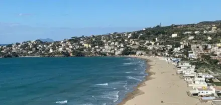 Domenico Molinaro, cardiologo ha un malore e muore in spiaggia a Gaeta: aveva 65 anni