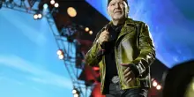 Vasco Rossi, l'attacco choc di una fan: &laquo;Infame, hai fatto i nomi di chi ti ha venduto la droga&raquo;. Lui risponde e la denuncia