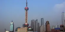 La Cina rallenta la corsa, gi&ugrave; vendite e produzione