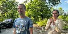 Famiglia nel bosco, assalto di curiosi: chiedono selfie e video. Ingressi non autorizzati per conoscere Nathan e Catherine