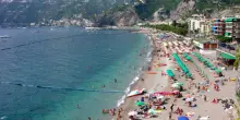 Spiaggia libera a Maiori, blitz della Guardia Costiera: multa da 1000 euro e video di Borrelli