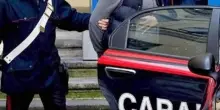 La compagna riceve un messaggio: lui la picchia e le spegne sigarette sul volto: arrestato a Marano