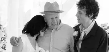 Tallulah Willis, la tenera foto con pap&agrave; Bruce nel giorno del suo matrimonio. Il s&igrave; con Justin Acee e l'abito bianco Balenciaga ispirato da mamma Demi Moore