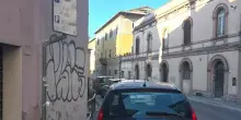 Perugia, la sosta da 30 minuti dura un mese e mezzo: rabbia per il furbetto del carico e scarico