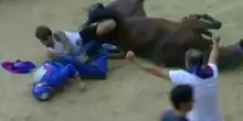 ?Palio di Siena, il Nicchio vince con il leggendario Tittia. Arrivo choc, cadono entrambi: il fantino ricoverato in ospedale
